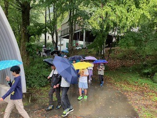 雨の中、自然園内を移動