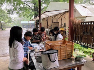 屋根のある施設でカレー作り