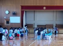 １年生　保育園児との交流会.jpg