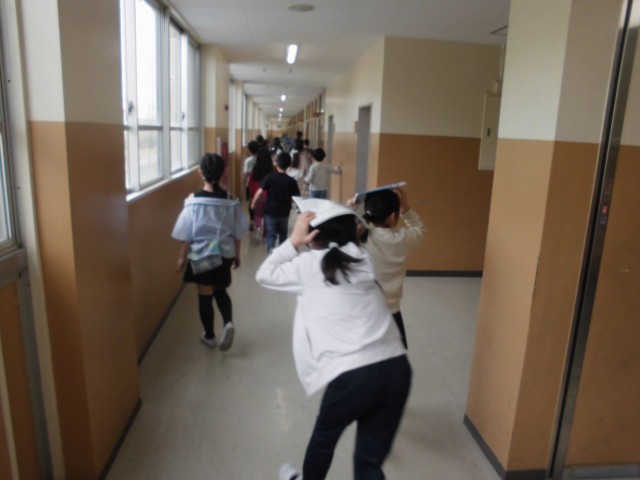 避難経路の確認中