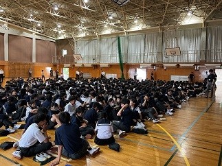 生徒同士話し合う様子