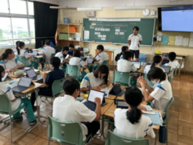 社会の授業は常時グループで学習しています