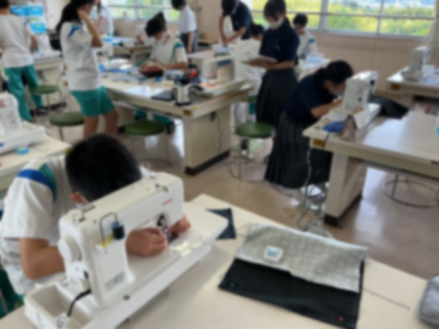 家庭科の授業では、ミシンの使い方を学びます