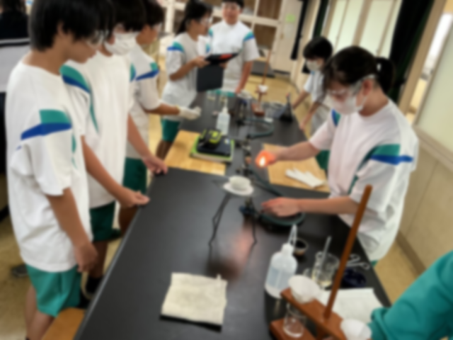 理科の実験の様子 ガスバーナーで蒸発の実験
