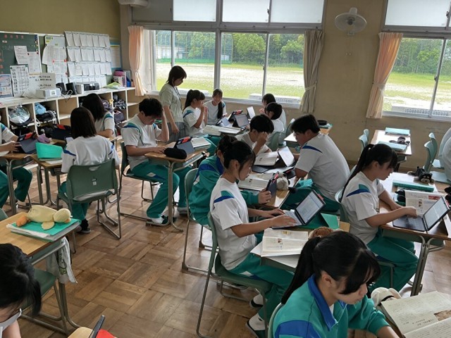 国語の授業では、周りの意見を比較することで自分の考えを深めます