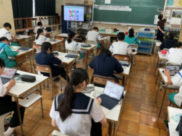 美術の授業は、りんごのデザインを考えています